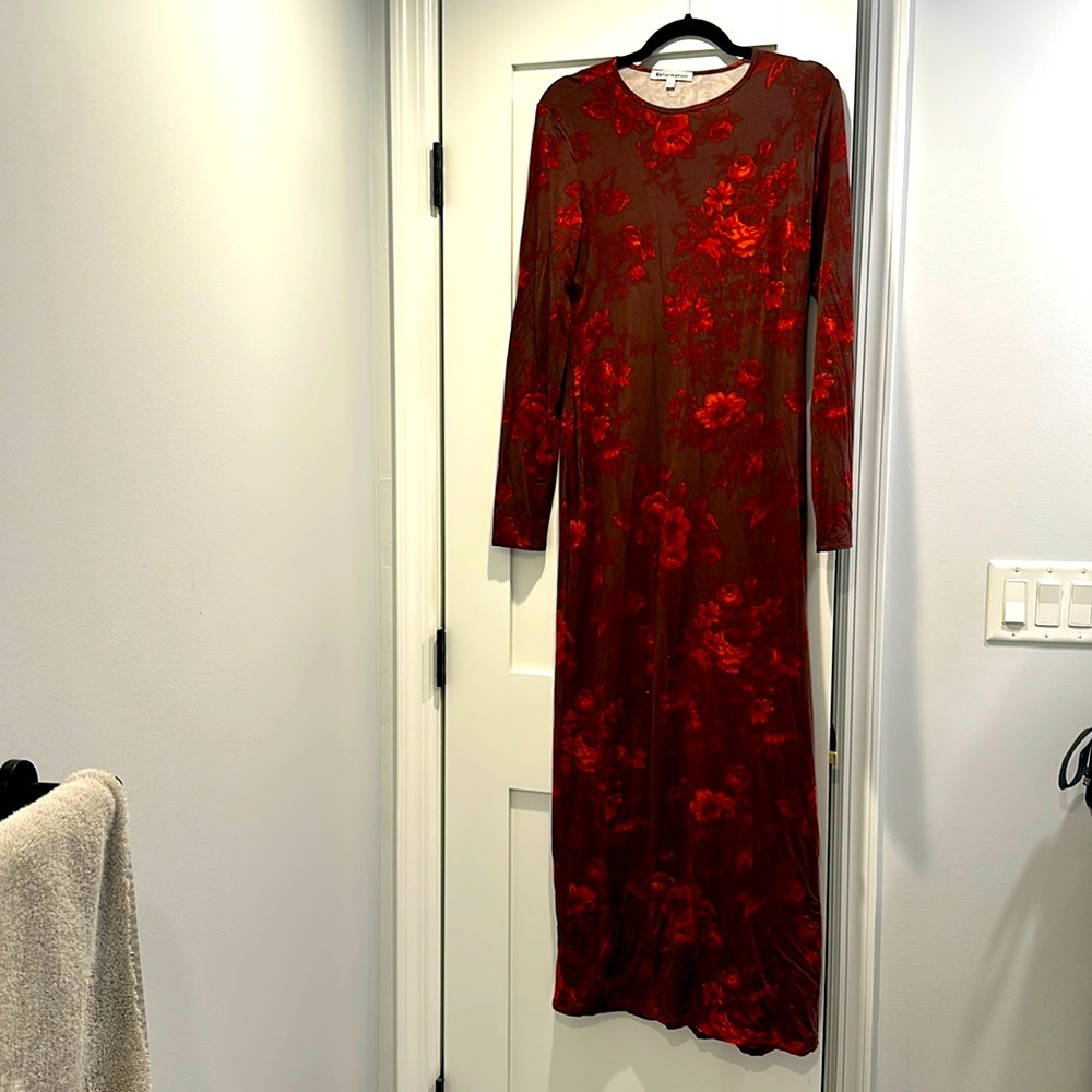 Beautiful dress size L , shapes amazing selling because is big on me